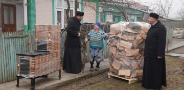 Daruri de sfintele sărbători pentru familiile sinistrate din judeţul Galaţi Daruri de sfintele sărbători pentru familiile sinistrate din judeţul Galaţi